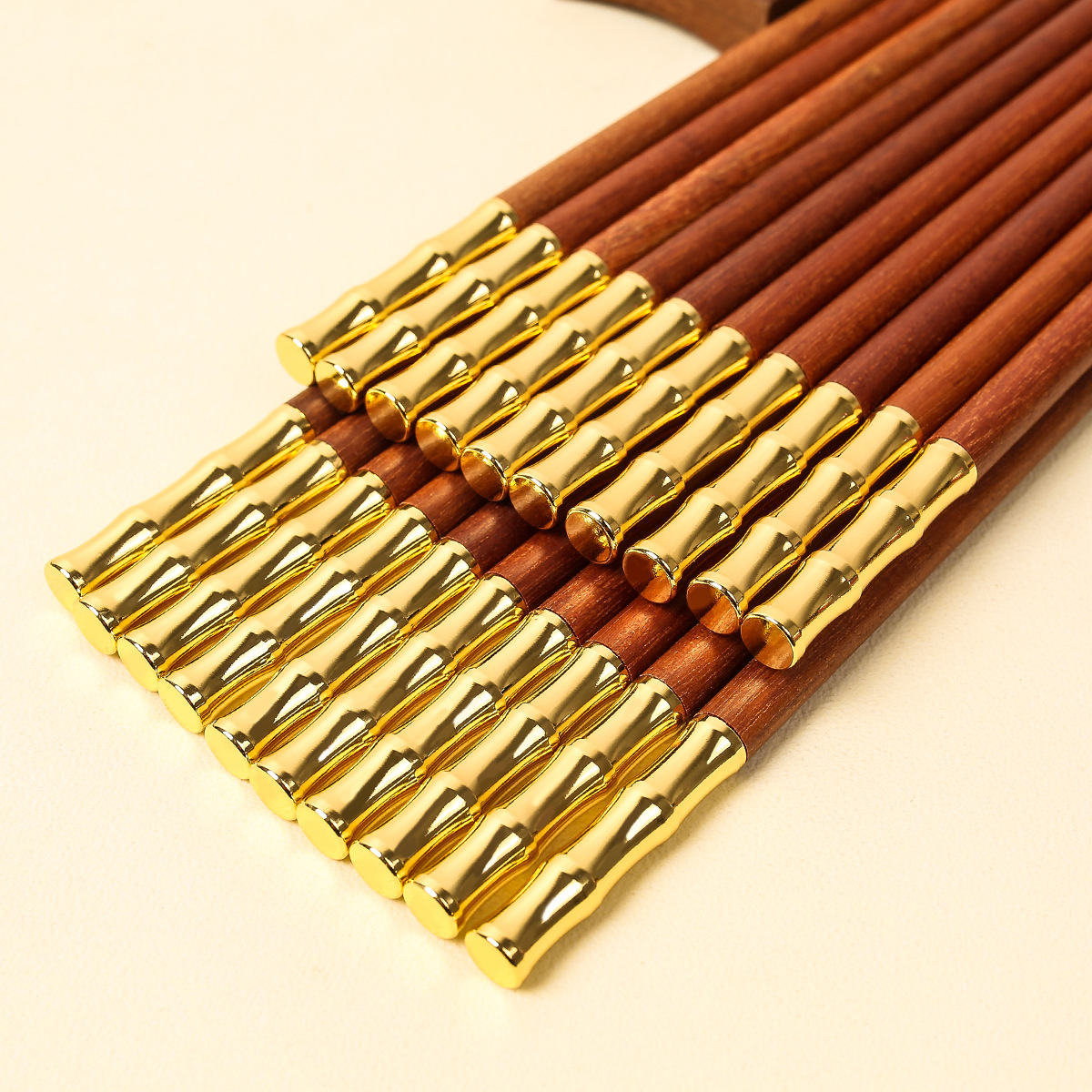 Palillos de madera con forma de alita de pollo para uso doméstico, palillos de madera maciza con parte superior redonda antideslizante, palillos de madera con parte superior de metal para uso comercial, palillos de regalo de madera sin pintura y sin cera.