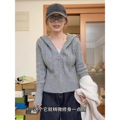 優しい麻花のセーターのコートの女性の春の2025新型の小さい子はやせている短いタイプのメリヤスのカーディガンのファスナーの上着を現します。