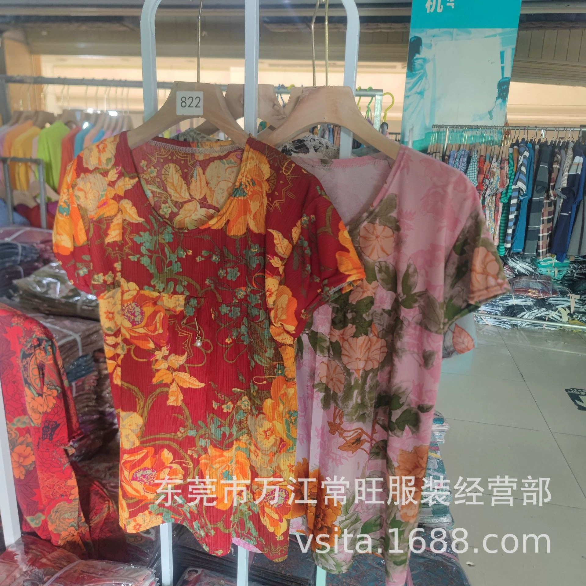 Летняя уличная лавка, храмовая ярмарка, новые поступления, 10 юаней, горячая распродажа в сельской местности, женщины среднего и пожилого возраста с короткими рукавами, бегущие по всему городу