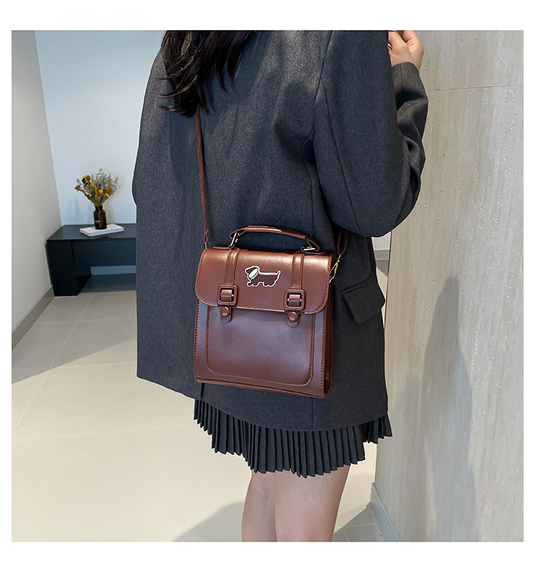 A new 2024 French retro backpack for women, a trendy and versatile single-shoulder bag with a large capacity for commuting undefined