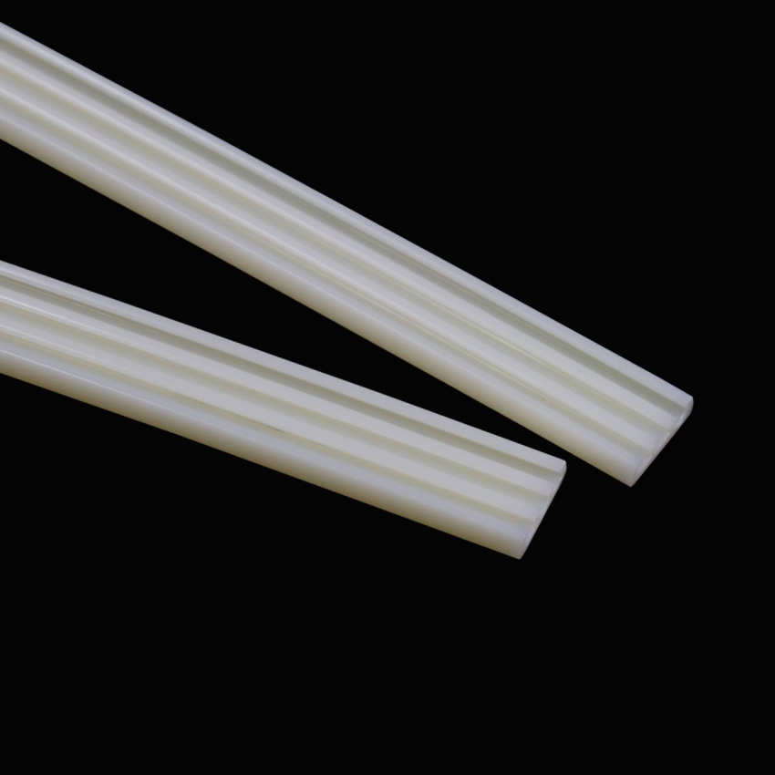 Venta directa de fábrica de perfiles de plástico extruido, conductos de cable de PVC de tres líneas resistentes al desgaste, ranuras para cables de latón, con dibujos y muestras disponibles.