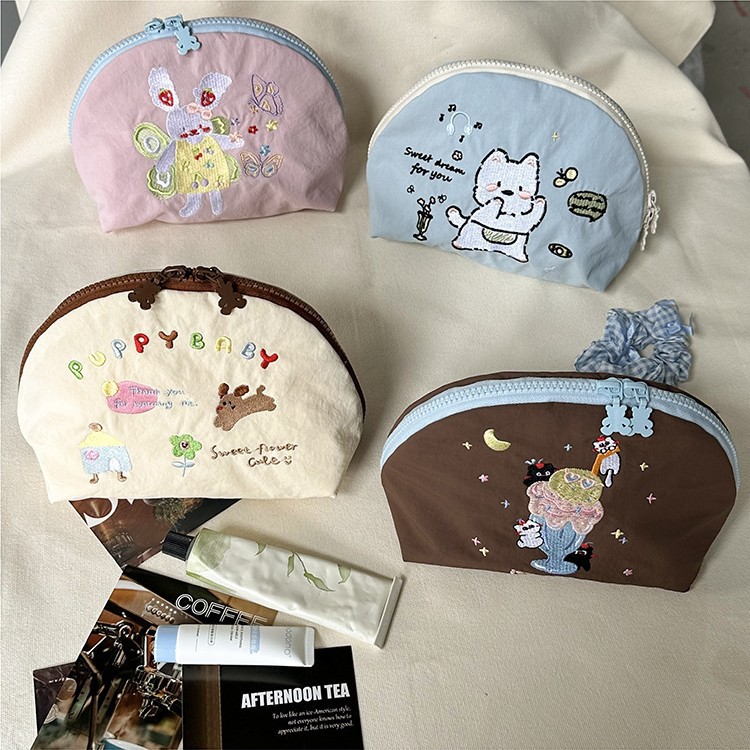 新款卡通刺绣插画收纳包便携式环保尼龙化妆包大容量杂物洗漱包袋
