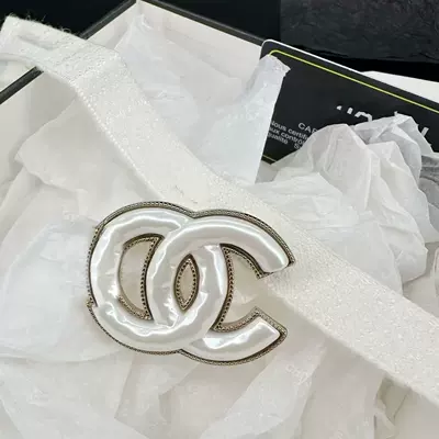 Classic Chanel-Style High-End Gold-Plated: Yaxa sancaqları - pearlescent-letter-brooch-gold