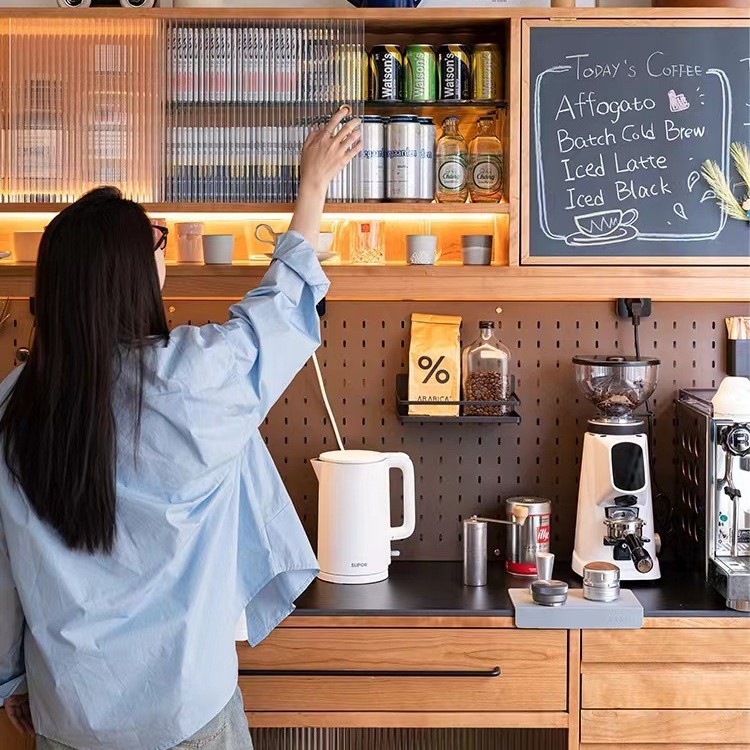 二黒リスのサイドキャビネット2023種類の実木岩板桜木和式貯蔵物穴板戸棚