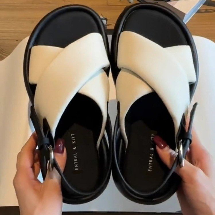 Red sandalias de hadas de verano 2025 nuevos estudiantes versátiles muffins de fondo grueso zapatos de playa romanos en la moda
