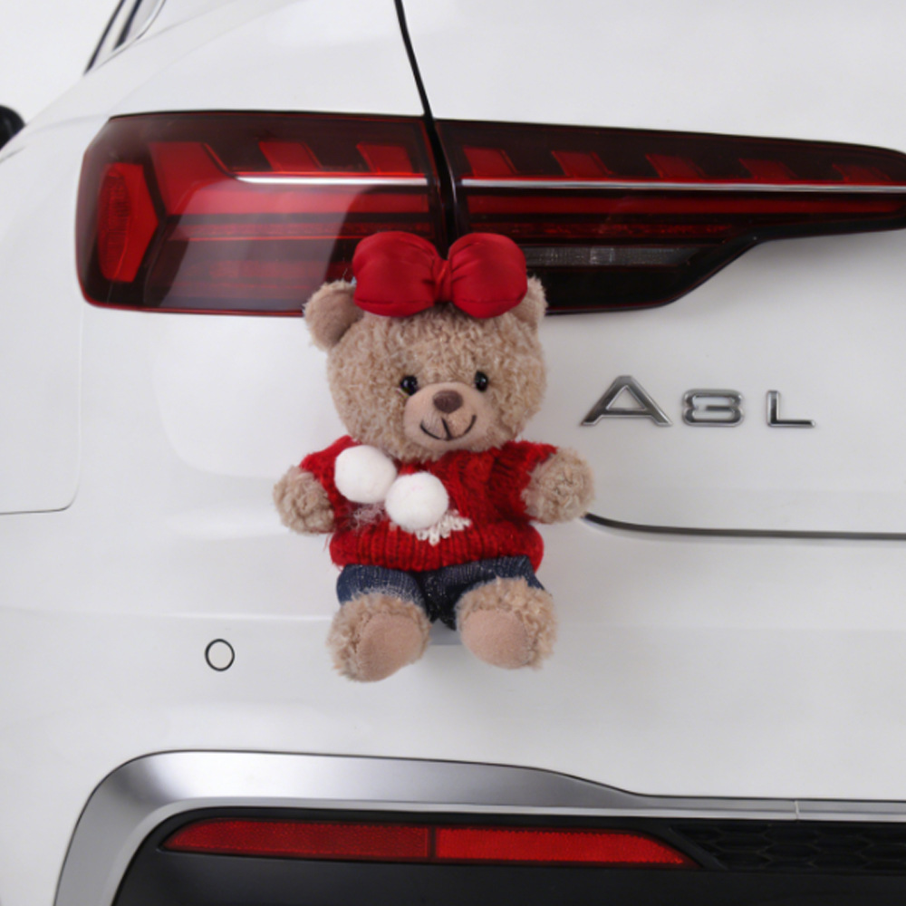 Colgante de coche Colgante trasero Dibujos animados lindo oso trasero trasero muñeca adorno pegatina baúl fuera del coche muñeca