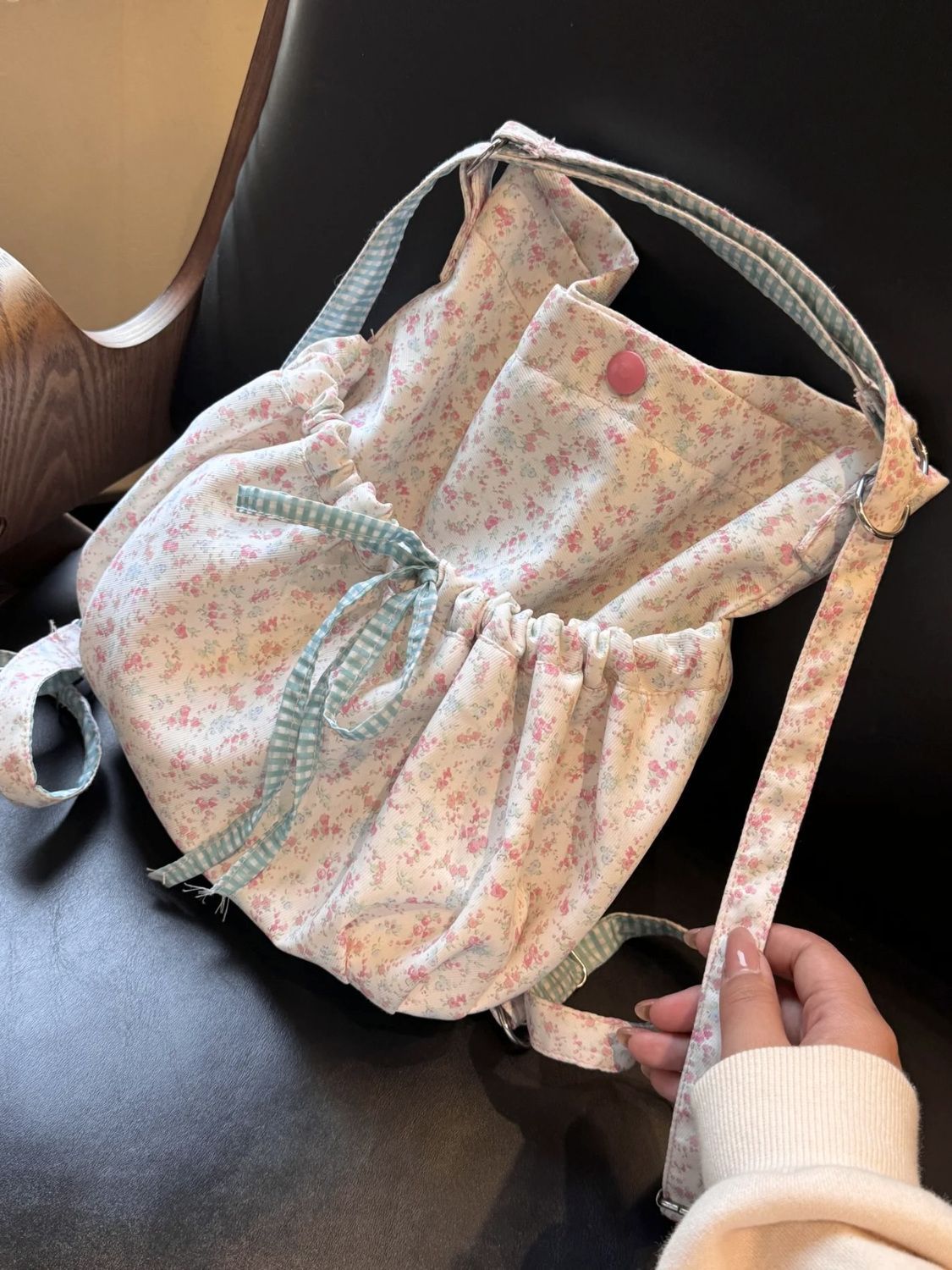 Rucksack mit rosa Blumenschleife, speziell für Frauen entworfen, neuer koreanischer Stil für Herbst/Winter 2025, große, plissierte Umhängetasche für den Weg zur Arbeit._voghion.com