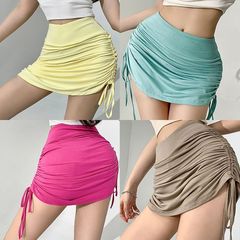 European and American-style alluring, sexy mini skirt for women—fitted, pleated, with drawstring waist, designed with a unique aesthetic, slimming, and perfect for creating a chic, edgy look.