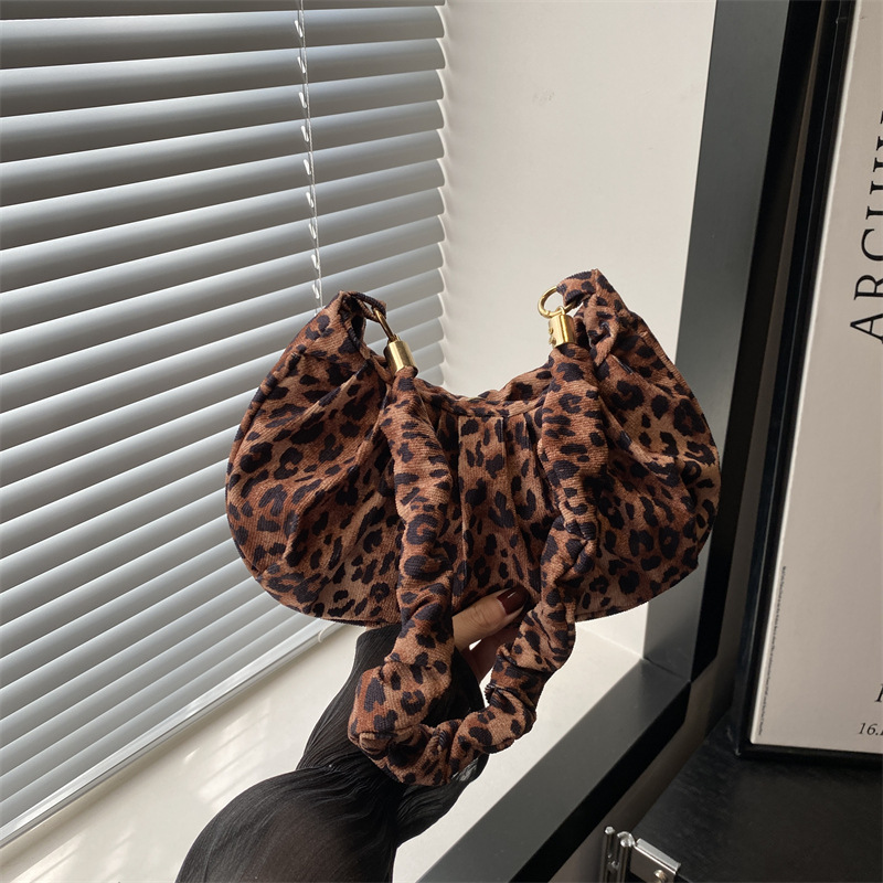 Otoño ocio de gran capacidad de la personalidad portátil 2024 nuevo patrón de leopardo de moda simple bolsas de ropa interior