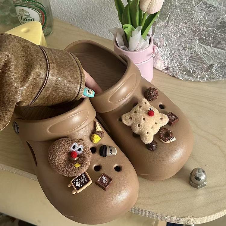 赤いリンゴの穴の靴のボタンをかじって、かわいい食べ物とボタンの靴の花の靴の表面を取り外して卸売りを飾ります。|undefined