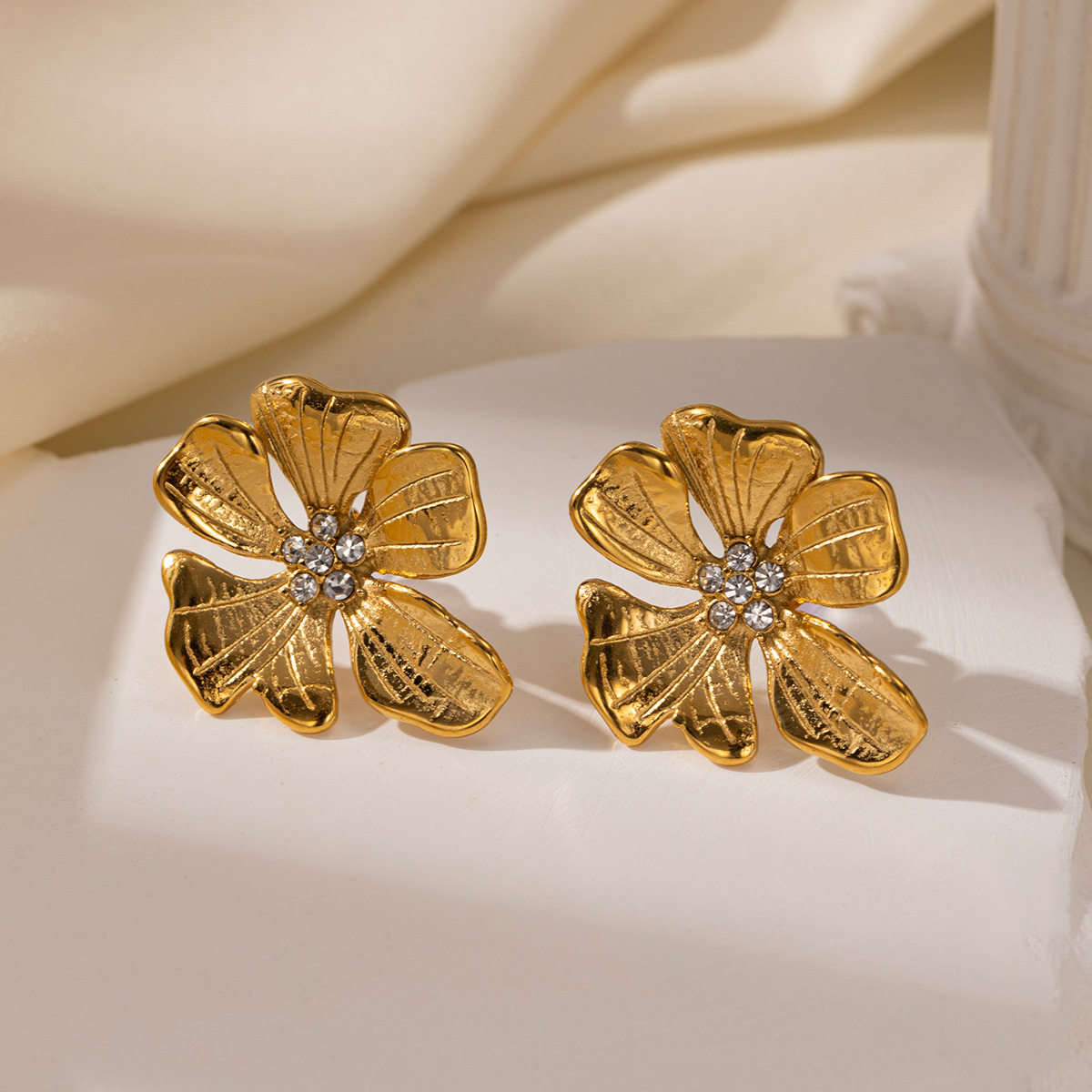 Taina europa y americana pendientes de acero inoxidable lujo ligero de lujo de alto nivel transfronterizo joyas de venta caliente de moda personalidad joyas de orejas de acero de titanio