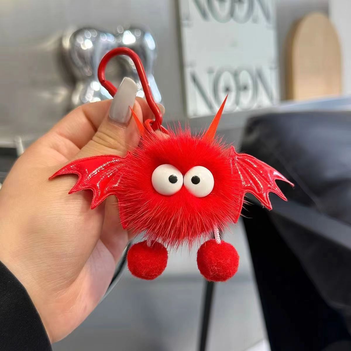 Dopamina rojo lindo dibujo animado pequeño demonio muñeca de cabello colgante de peluche coreano llavero bolso colgante