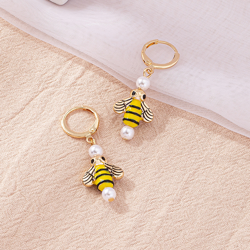 Cartoon Cute Bee Pearl Earrings Personality Creative Insect Stud Earrings Ear Jewelry display picture 3