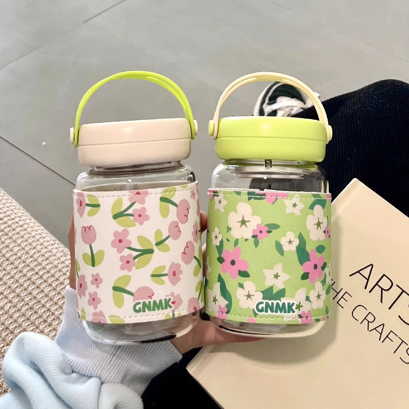 Venta al por mayor envío de alto valor pequeño fresco y lindo con taza de agua de vidrio con barrera de té femenino 2025 nueva taza de oficina de celebridades de Internet