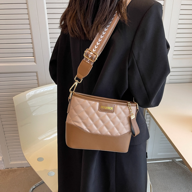 Bolso de cadena de diamond para mujeres 2024 nuevo bolso de vagabundo explosivo de alto nivel amplio cinturón de hombro bolso de mochila