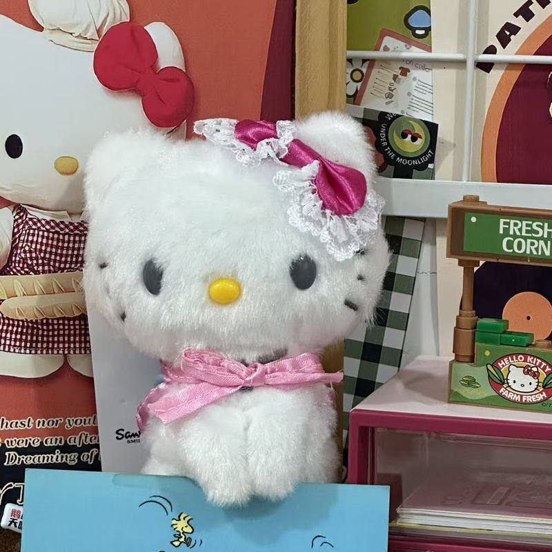 愛のハローキティのぬいぐるみのキーホルダーのペンダントはプレゼントのカバンを飾っています。|undefined