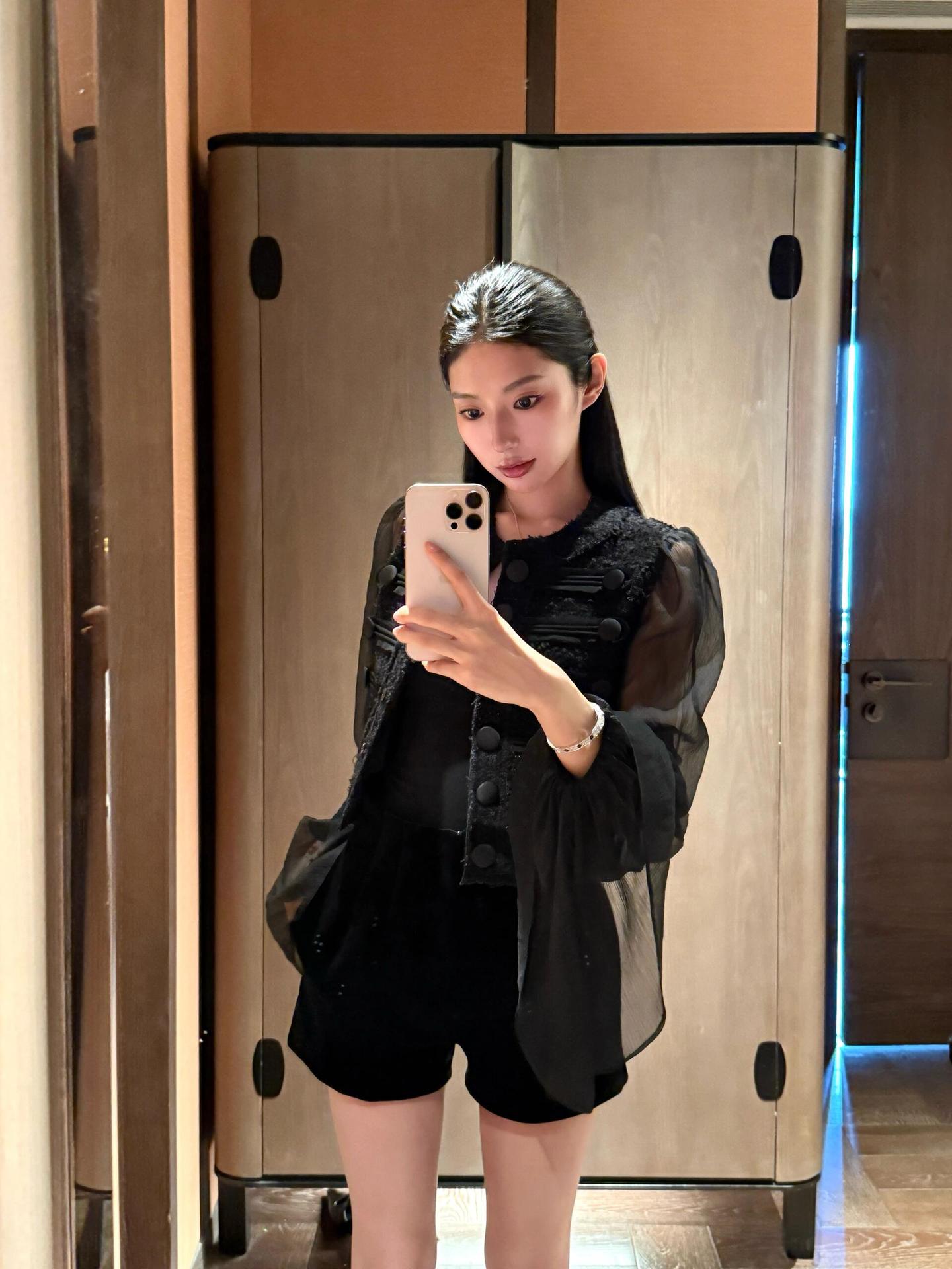 Retro suave oro pequeño viento fragante diseño de empalme negro sensación de malla cuerno manga corta chaqueta para mujeres otoño