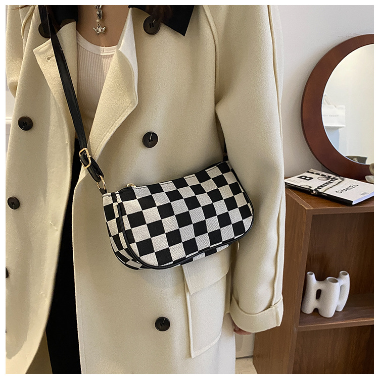 Moda Chessboard Plaid Invierno Nuevo Hombro Debajo De Las Axilas Bolsa De Mensajero display picture 7