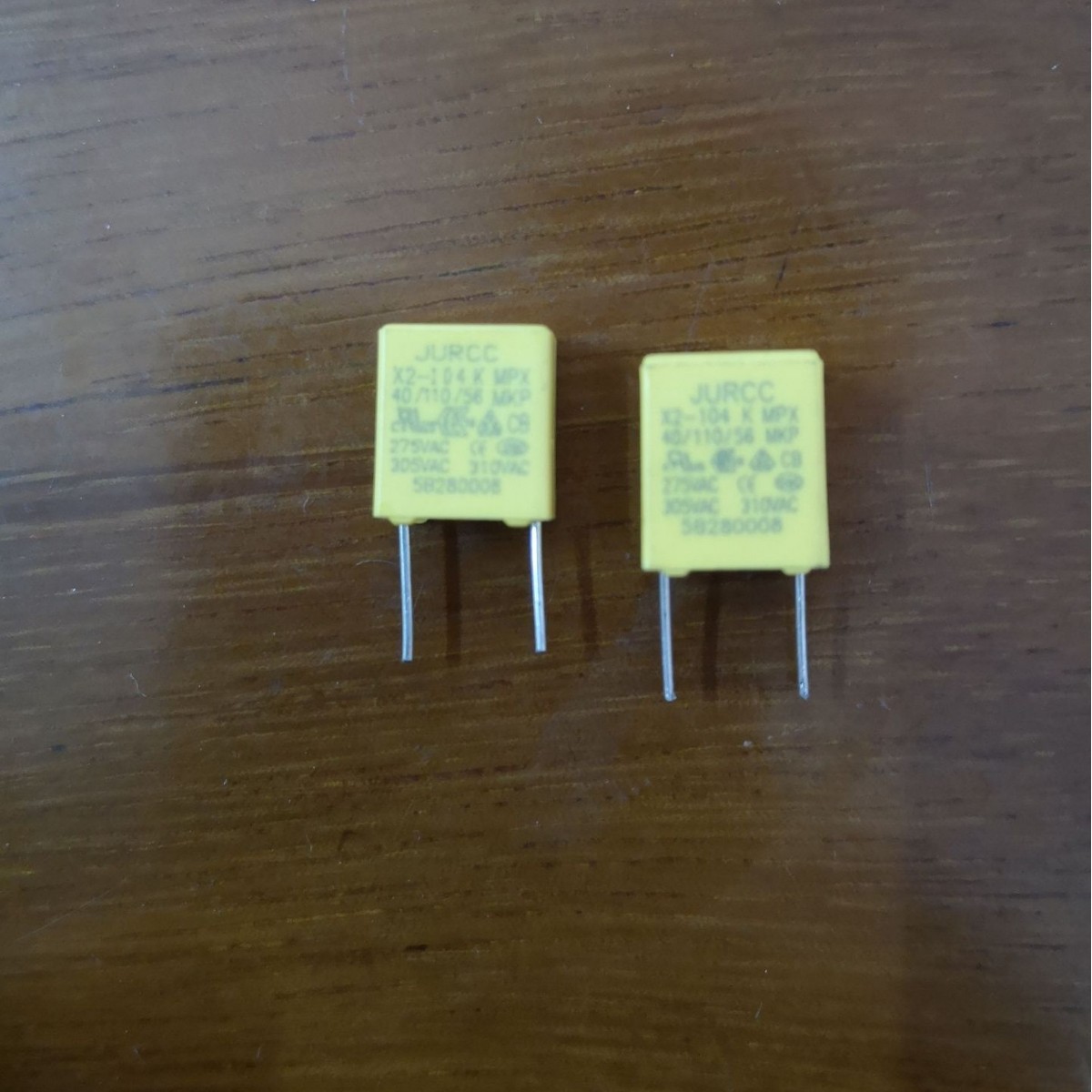 安规电容 104 0.1 275AC  薄膜电容 脚距：7.5mm  脚长：8mm