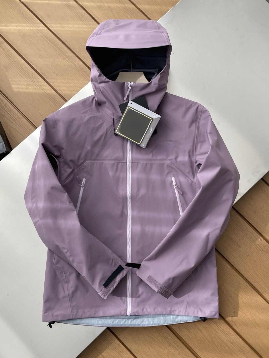 La nueva chaqueta de una sola capa de la serie BETA SL de la familia de los pájaros, la carcasa dura de goma con desbordamiento completo, a prueba de viento e impermeable para hombres y mujeres