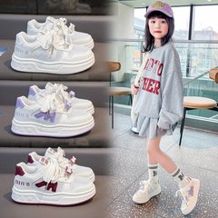女の子の通気ネットの運動靴2025春夏の新型の中で大きい子供の白い靴の子供の透かし彫りの百合板の靴のファッション