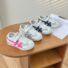 本革子供用白スニーカー 2025年春新作 女の子用メッシュ通気性シングルメッシュスポーツシューズ 春秋男の子用スニーカー