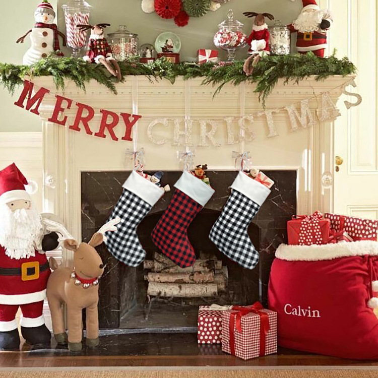 Adornos navideños a cuadros algodón y lino calcetines navideños bolsa de dulces colgante de Navidad bolsa de regalo a cuadros rojos y negros a cuadros en blanco y negro