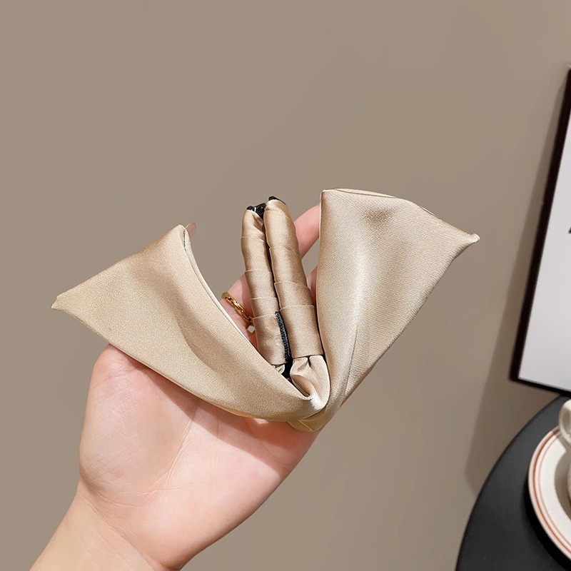 Coreano de alta calidad satén temperamento orejas de conejo bananas 2025 nuevo clip de agarre de cabeza de alta calidad