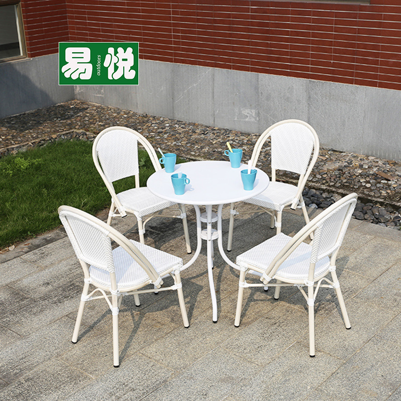 Tienda de té con leche Mesas y sillas al aire libre Sillas de mimbre de ocio de patio Juego de tres y cinco piezas Mesas y sillas exteriores de café Protector solar impermeable blanco