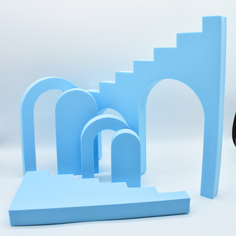 Tridimensional geométrica EVA producto accesorios de tiro joyería cosméticos FOTOGRAFÍA DE ALIMENTOS red fondo rojo decoración raqueta