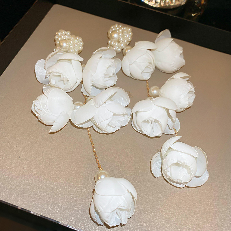 Pendientes largos de perlas de flor de súper hada con aguja de plata Pendientes de borla de sentido de alta gama de moda de nicho Pendientes exagerados de viaje para mujer