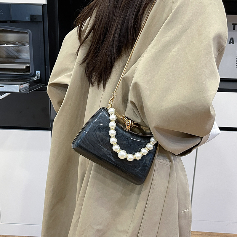 Mala de ombro com pérolas estilo chanel para mulher com corrente_voghion.com