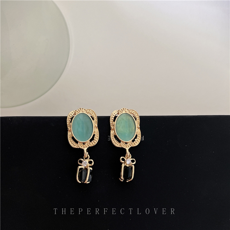Designer Elements Light Luxury High Grade Cat Eye Stone Earrings Retro Earrings Women's Fashion Simple Earrings_voghion.com