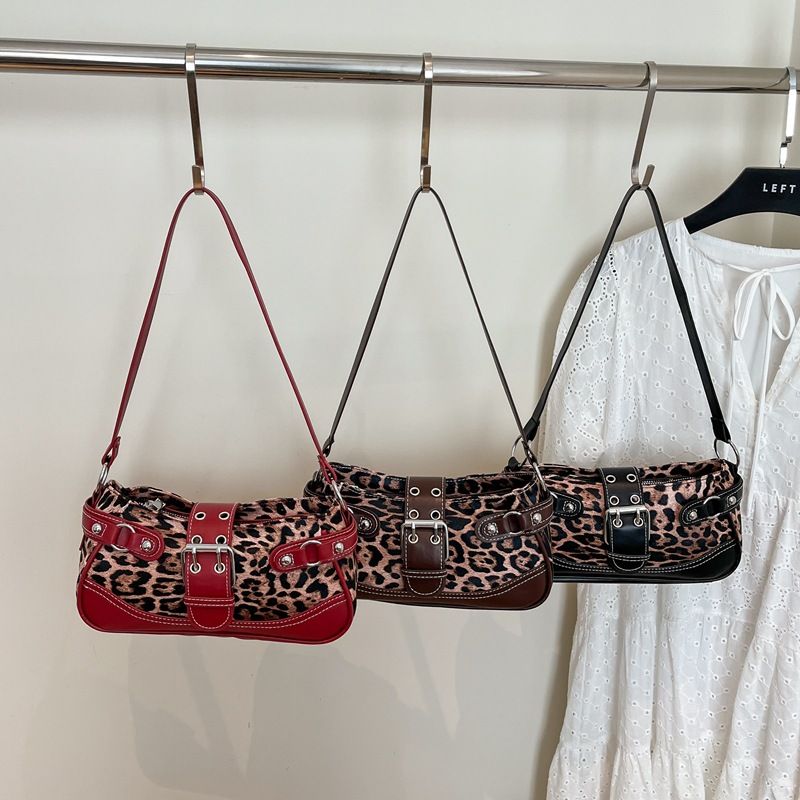 Fashionable Trendy Small Square Bag 2026 Spring New Style Personality Crescent Bag Trendy Commuter Bag High-Quality Texture Underarm Bag