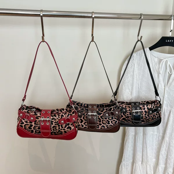 Fashionable Trendy Small Square Bag 2026 Spring New Style Personality Crescent Bag Trendy Commuter Bag High-Quality Texture Underarm Bag
