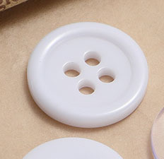 Botones de resina para dos ojos botones de pan anchos botones negros transparentes para cuatro ojos bordes finos accesorios de botones de gabardina de revestimiento blanco