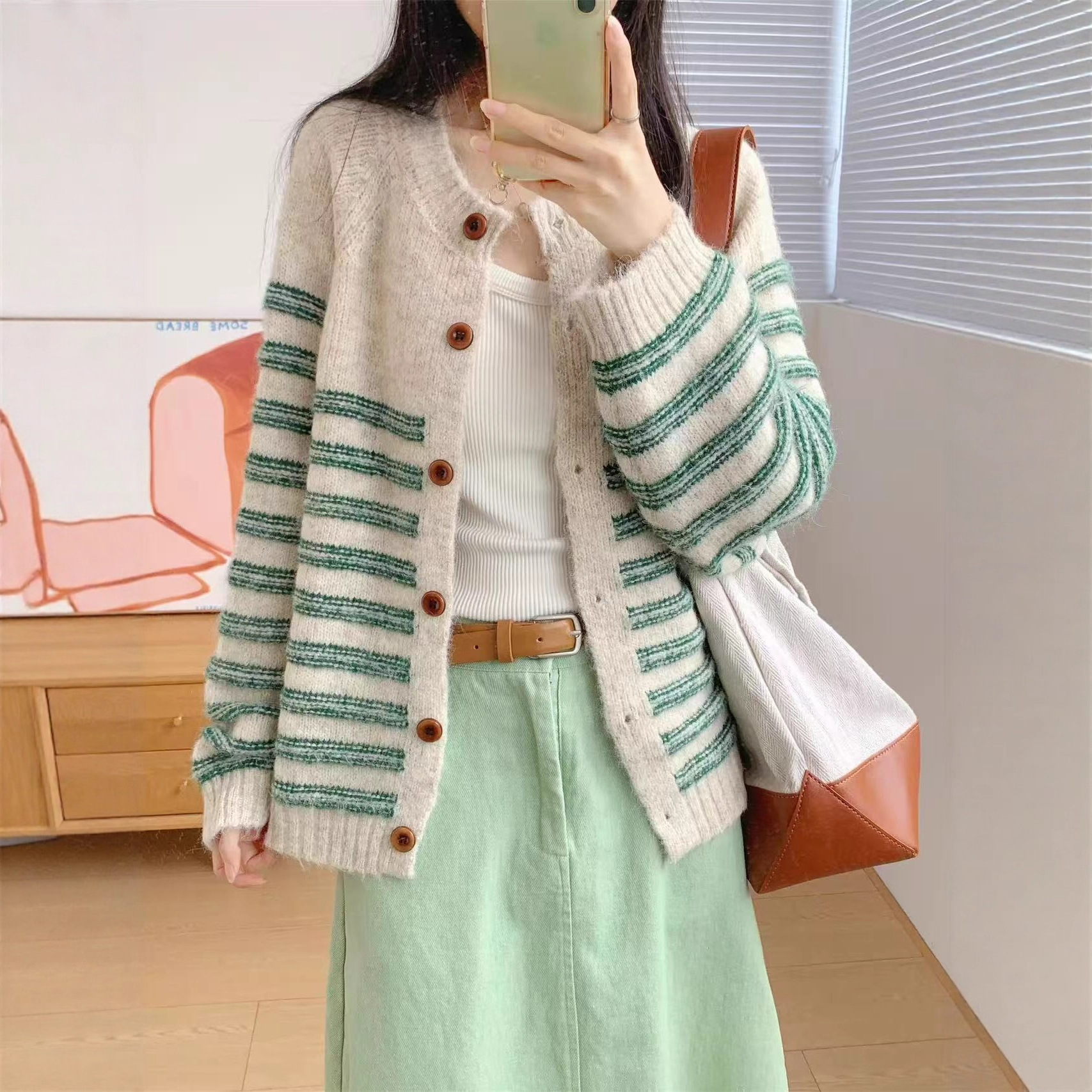 Otoño y invierno de 2025 nuevo estilo retro color contraste a rayas de punto cardigan estilo coreano de moda universal suéter delgado abrigo image 1