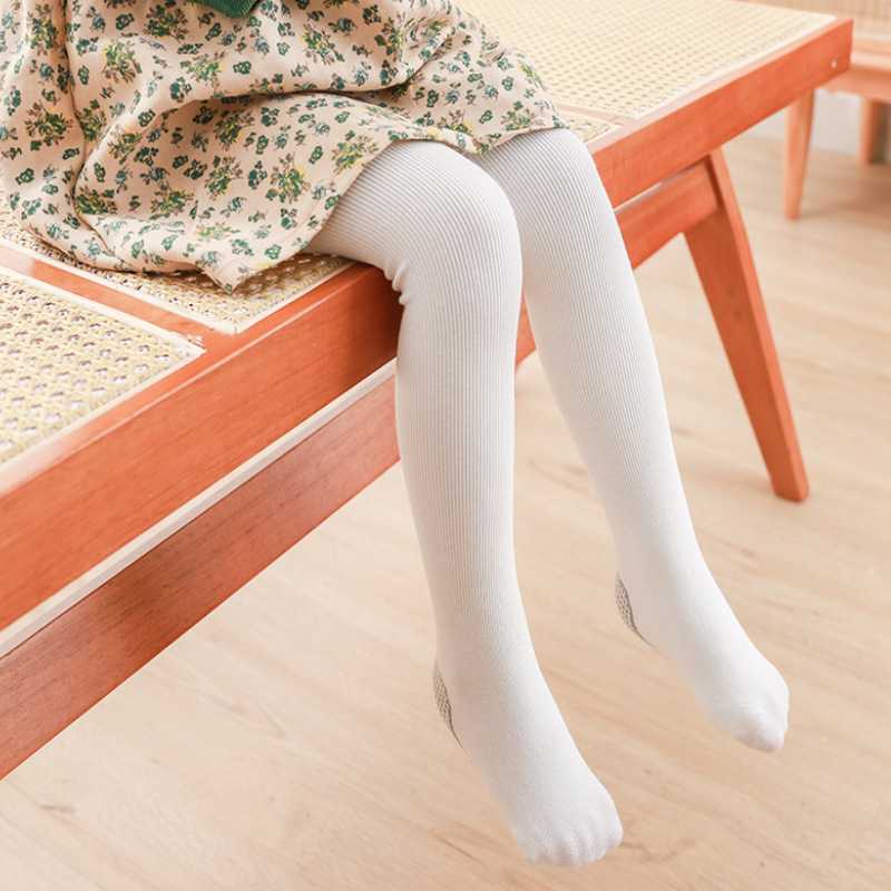 春と秋の子供の滑り止めのズボンの靴下の綿の純色の縦縞の女の子のズボンの外は白いダンスの靴下を着て卸売りします。|undefined