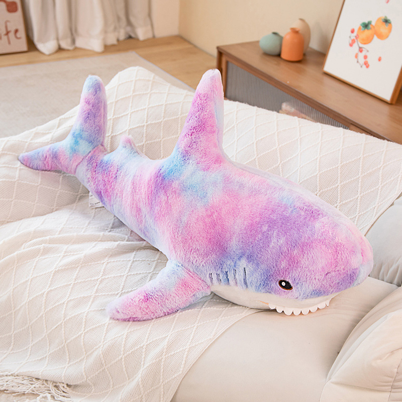 アマゾンのサメは枕のぬいぐるみのソファーのクッションのサメのぬいぐるみを抱いて寝ます。|undefined