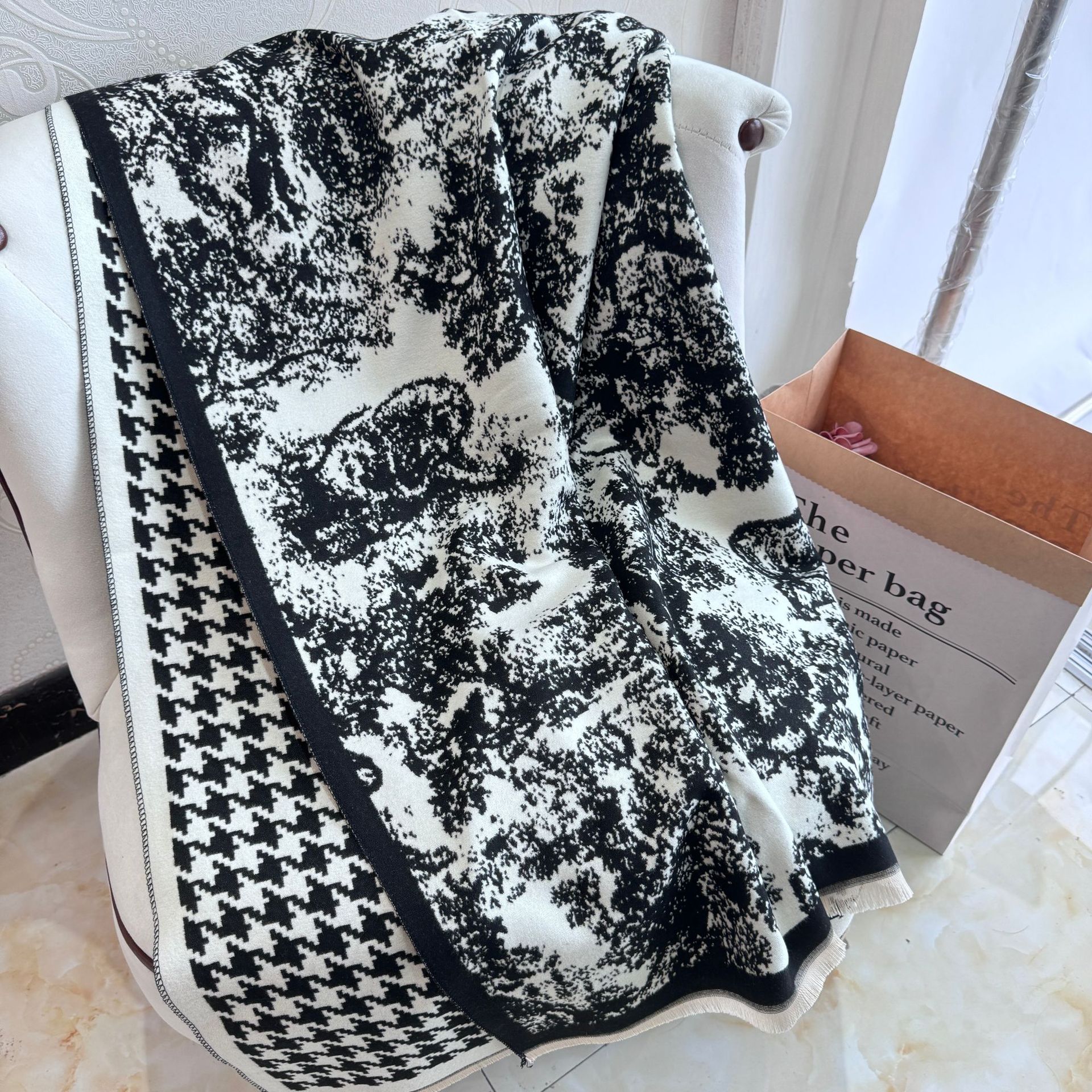 シンプルな千鳥格のマフラーの女性秋冬の新型は軽くて豪華な風の長いタイプに合わせて、カシミヤの保温のマントを厚くします。