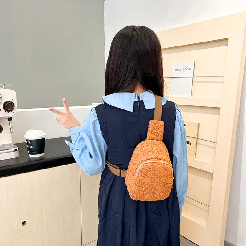 Bolsas de niños al por mayor transfronterizas bolsas de pecho de peluche de color sólido otoño y invierno nuevas niñas al aire libre mochila de hombro