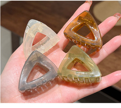 2023 New Arrival Small High Ponytail Claw Clip for the Back of the Head, Feminine Triangular Hairclip with a Stylish Headwear Design