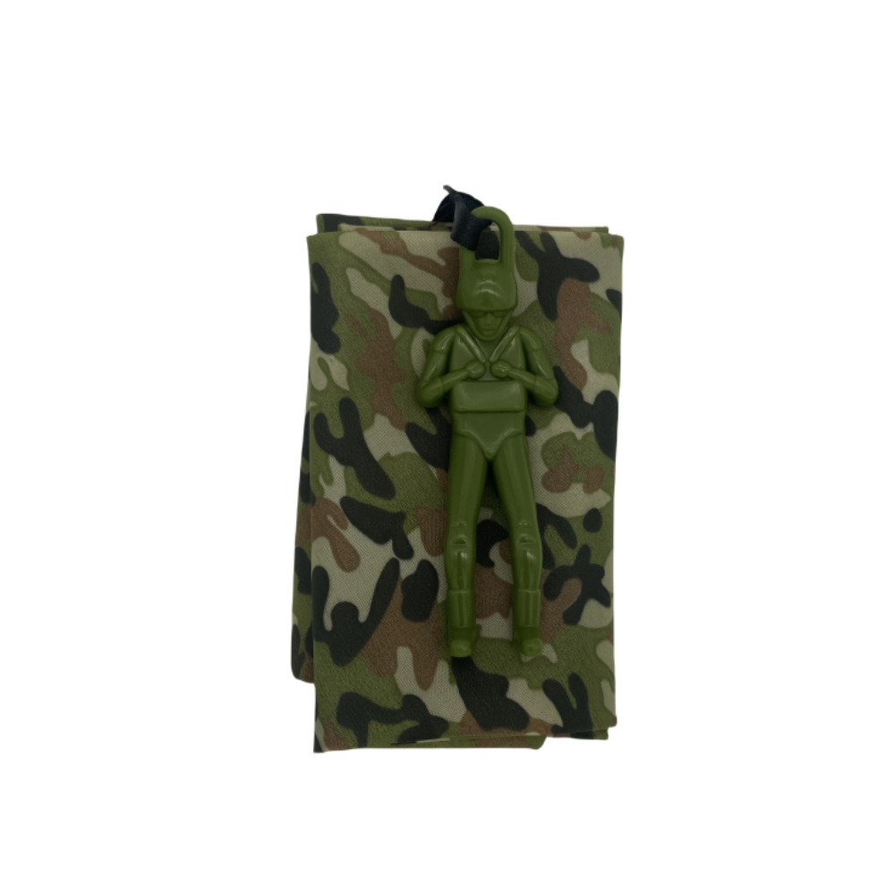 가슴을 껴안는 새로운 군용 녹색 위장