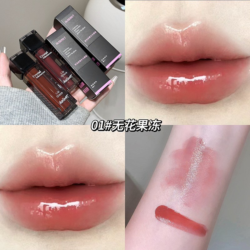 El esmalte de labios brillante y delicado de Ke Lauder no es fácil de tocar en la taza. El espejo de luz de agua muestra lápiz labial blanco. Cosméticos de maquillaje