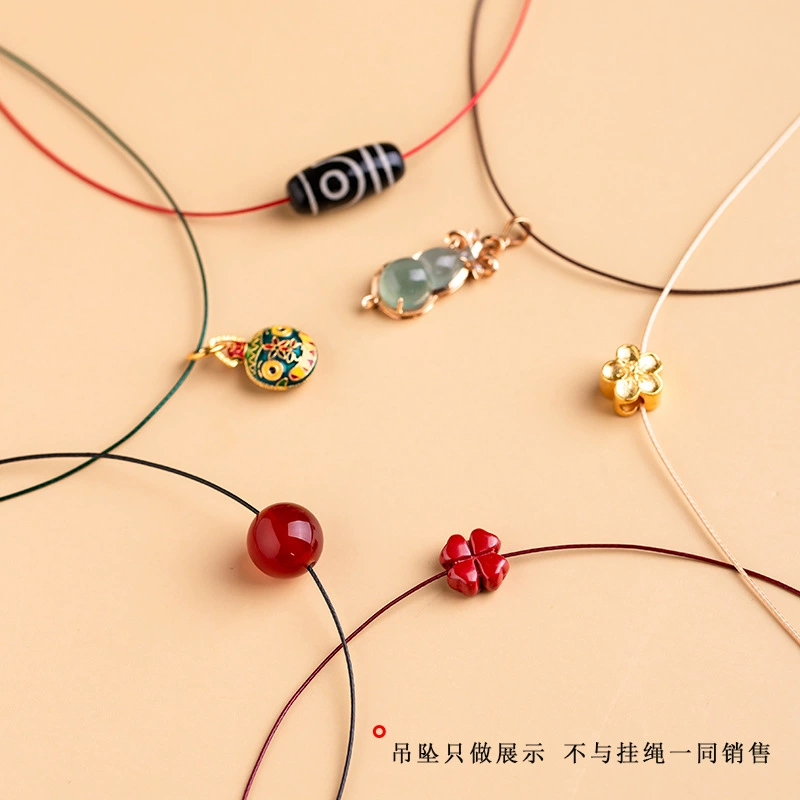 Yi Kai носит бисер для передачи бисера