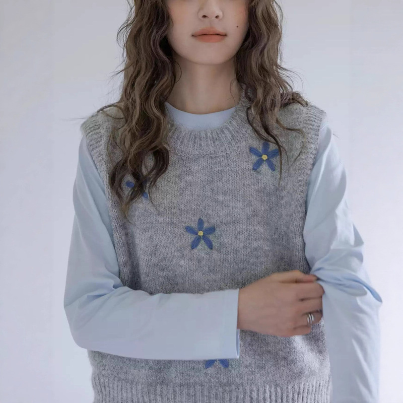 Momolifa Soft Waxy Gray Small Blue Embroidered Layered Sweater Vest Women's Autumn Sleeveless Pullover Style Short Vest