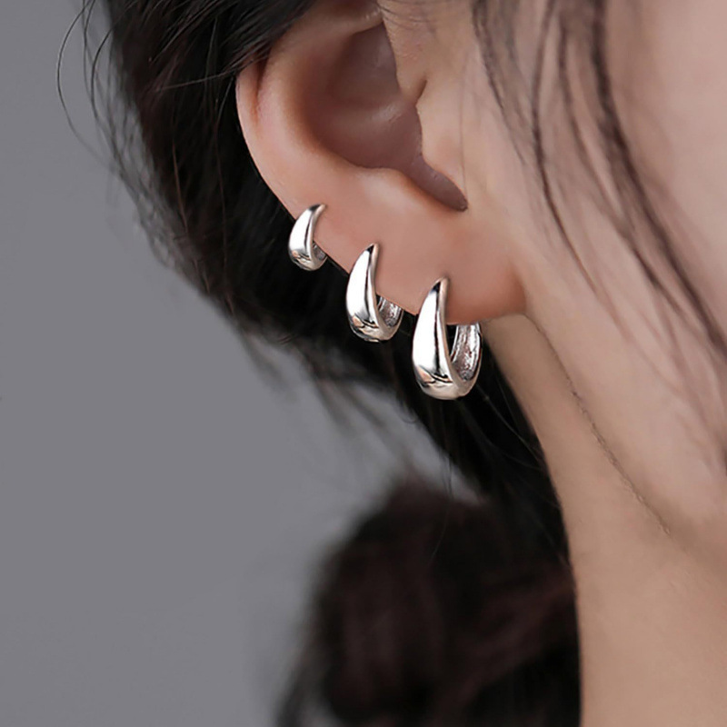 Elegant Versatile Earrings with Niche Design, Light Luxury and High-End Feel, Unique French Retro Smooth Surface Ear Cuffs for Women Elegant Versatile Earrings with Niche Design, Light Luxury and High-End Feel, Unique French Retro Smooth Surface Ear Cuffs for Women