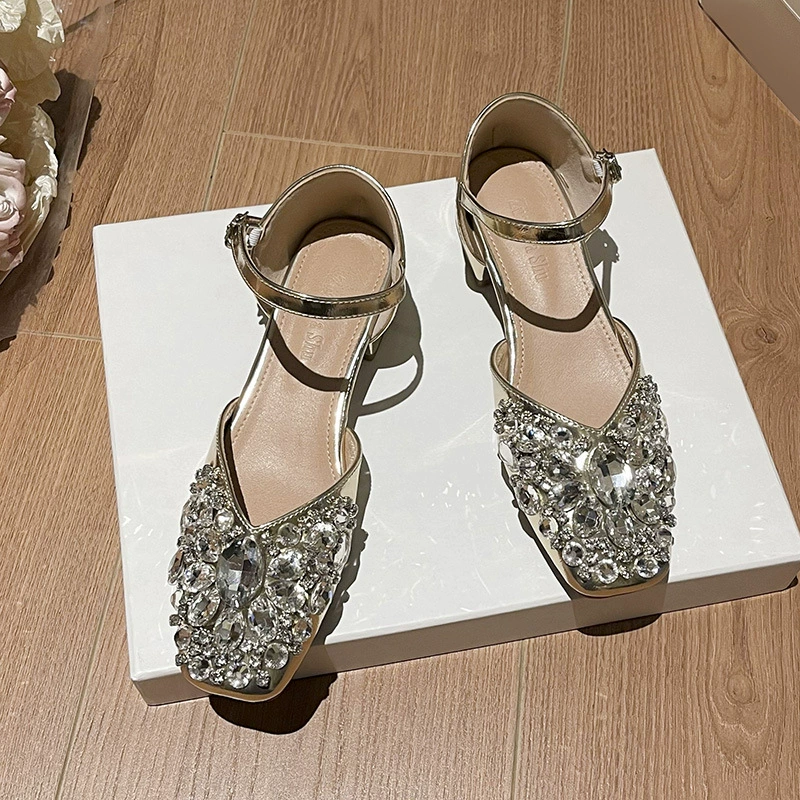 Женские летние босоножки со стразами в сказочном стиле с юбками, однотонные полые туфли на плоской подошве с пряжкой, толстые каблуки, женская обувь больших размеров от 41 до 43.