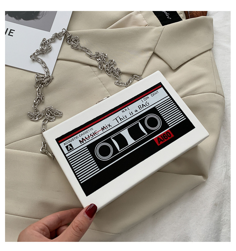 2024 Neue personalisierte Radio-Damentasche Trendy Box Kleine quadratische Tasche Bandkette Internet Rote Umhängetasche mit einer Schulter Damentasche_voghion.com