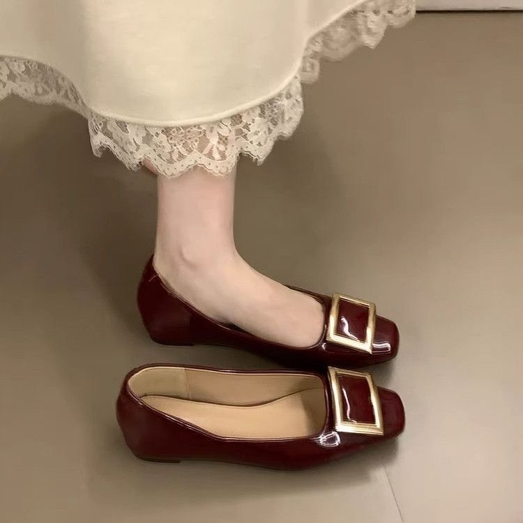 Universal fashionable trend shoes for work and office, simple and elegant design